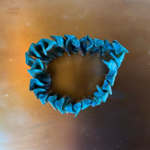 Abalone Shell Stretchy Bracelet. Turquoise color. - Picture 3 of 7
